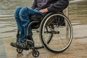 Persona en silla de ruedas